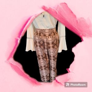 NY & CO  Stretch Pull on capri pant in snake print Size XL